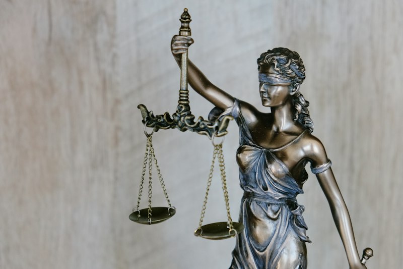 Mazo de juez en tribunal penal sobre estrado judicial de madera