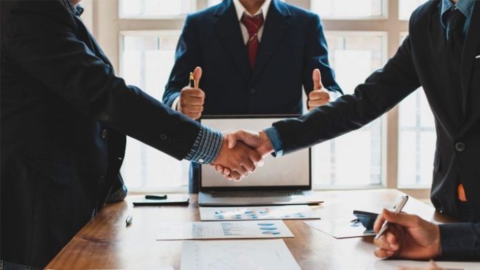 Acuerdo de mediación privada con apretón de manos entre las partes y mediador acreditado